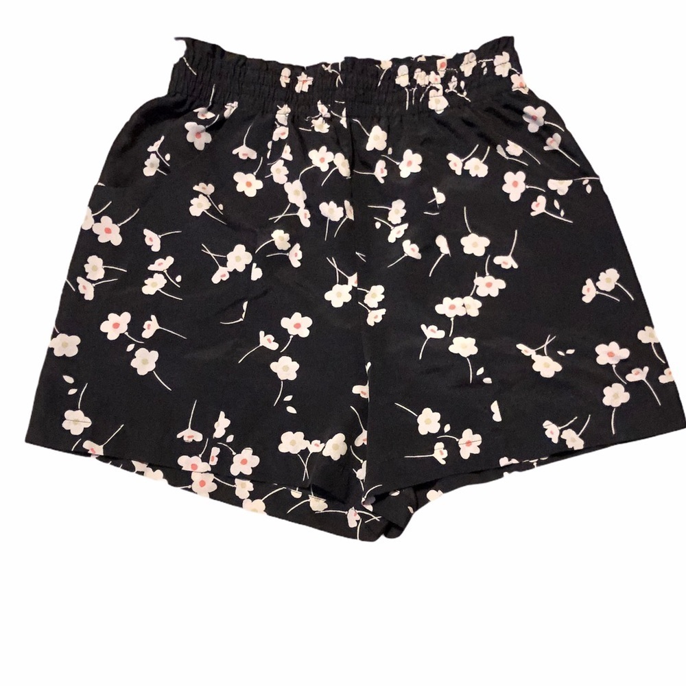 ⭐️ BCBGeneration Floral Shorts - Picture 2 of 4
